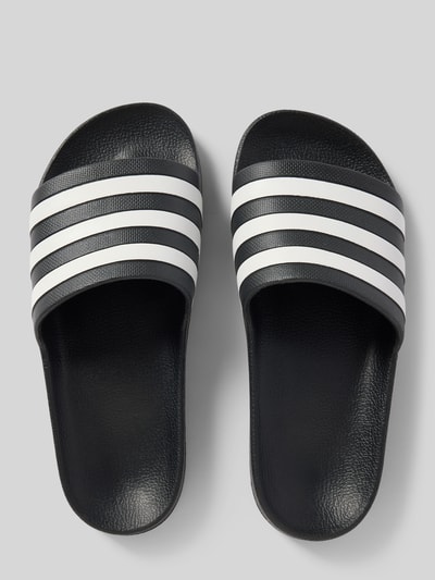 Produktfoto, Badeschuhe mit Kontraststreifen Modell 'ADILETTE AQUA' van adidas Sportswear, zwart met wit all-over motief, afgeronde punt, plat, gestreept, comfortmodel/open, gestructureerde zool