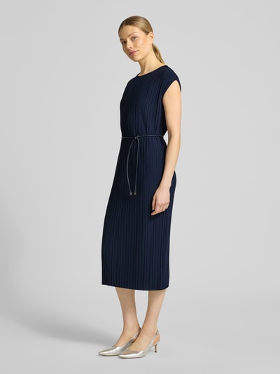 Frauenmodel trägt Midikleid mit Rundhalsausschnitt und Bindegürtel von ROBE LÉGÈRE aus dunkelblauem Material-Mix mit Stretch-Anteil, Gerader-Schnitt, Ganzkörperansicht von vorne. Rückenlänge 117 cm, Brustweite 37 cm bei Größe S.
