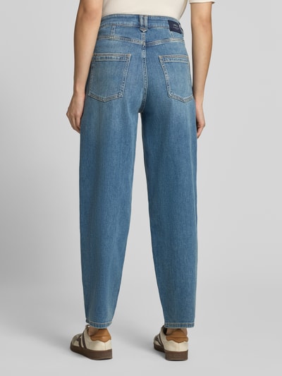 Kobiece modelka ma na sobie Jeans aus Baumwoll-Mix in verkürzter Passform von Lanius, mieszanka bawełny, krój tapered fit, 5 kieszeni, zapięcie na guzik i zamek błyskawiczny, szerokość w rozmiarze 36: 38 cm, długość wewnętrzna nogawki w rozmiarze 36: 73 cm, widok całej sylwetki z tyłu.