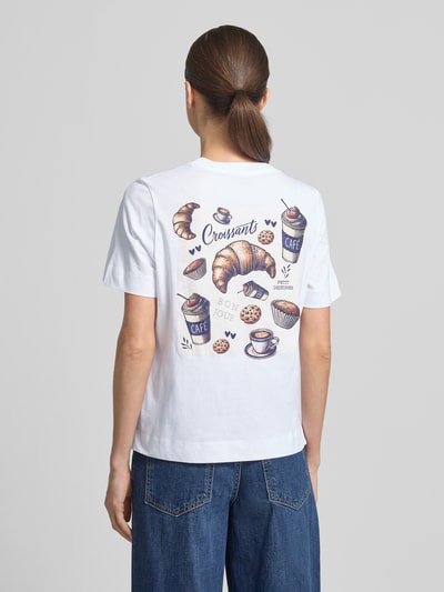 Kobiece modelka nosi T-shirt mit Rundhalsausschnitt od Rich & Royal z nadrukiem, bawełna, krój regular fit, długość tyłu w rozmiarze S: 58 cm, widok całej sylwetki od tyłu.