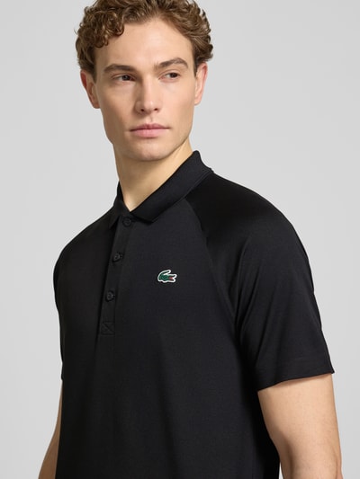 Männermodel trägt Regular Fit Sport Poloshirt mit Label Patch von Lacoste Sport, unifarben, Polokragen, Nahaufnahme Oberkörper.