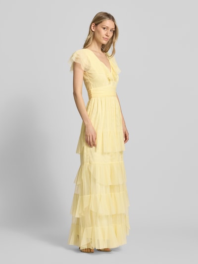 Vrouwenmodel draagt Maxikleid mit V-Ausschnitt und Taillenband van LACE & BEADS, dames mesh, A-lijn, laagjeslook, V-hals, tailleband, ruglengte maat S 130 cm, borstwijdte maat S 34 cm, Ganzkörperansicht van voren.