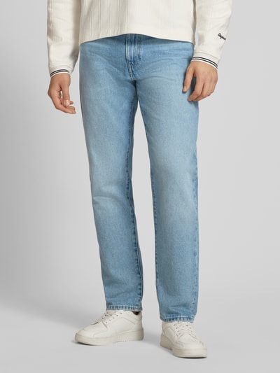 Mężczyznamodel nosi jeansy w efekcie znoszenia, model 'COSMOS' od Edwin, bawełna, krój regular fit, kolor jasnoniebieski, długość wewnętrzna nogawki 80 cm, szerokość w rozmiarze 32/32: 45 cm, widok całej sylwetki z przodu.
