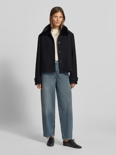Frauenmodel trägt Regular Fit Jacke mit durchgängiger Knopfleiste von MYON, schwarz, Umlegekragen, langärmelig, Ganzkörperansicht von vorne. Rückenlänge 58 cm, Schulterbreite 43 cm, Brustweite 54 cm, Ärmellänge 64 cm.