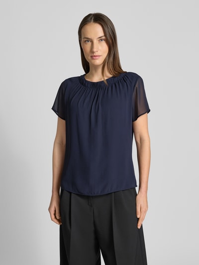 Modelka nosi Regular Fit Blusenshirt mit semitransparenten Ärmeln von s.Oliver BLACK LABEL, granatowy, krój regular fit, chiffon, widok z przodu, ujęcie całej sylwetki z przodu