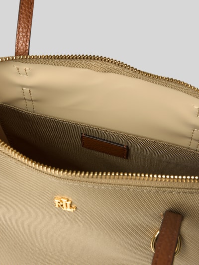 Produktfoto, Tote Bag mit Label-Applikation Modell 'KEATON' von Lauren Ralph Lauren, główna przegroda z zamkiem błyskawicznym, uchwyt, szerokie 37 cm, długość 28 cm, głębokość 13 cm, długość paska na ramię 54 cm, beżowa faktura z brązowymi detalami.