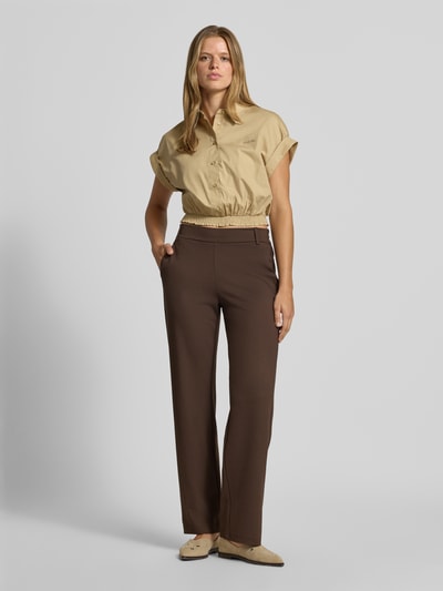 Frauenmodel trägt Regular Fit Weite Hose aus Viskose-Mix Modell 'POPTRASH' von ONLY in Braun, Damen Weite Hose, Ganzkörperansicht von vorne.
