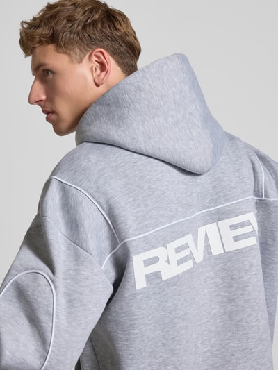 REVIEW Hoodie mit Label-Print Hellgrau Melange 3