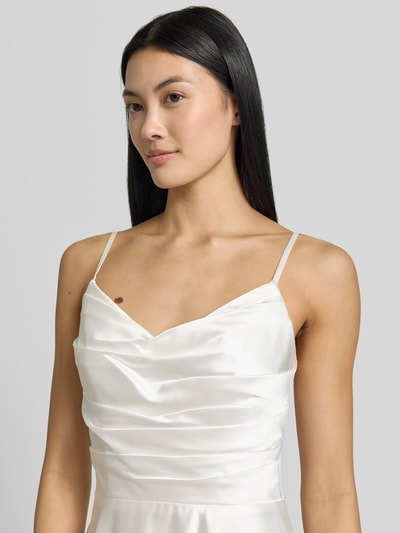 Vrouwenmodel draagt Brautkleid aus Satin mit Drapierungen van LUXUAR FASHION, wit, met spaghettibandjes, A-lijn, maxi-jurk, satijn, Drapering, ruglengte maat 36: 131 cm, borstwijdte maat 36: 31 cm, Nahaufnahme bovenlichaam.