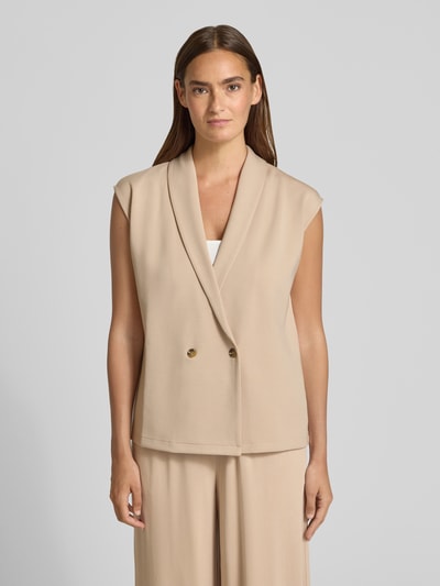 Frauenmodel trägt Weste mit Schalkragen von Christian Berg Woman in Beige, Elastischer-Material-Mix, Gerader-Schnitt, Knopfverschluss, Ganzkörperansicht von vorne.