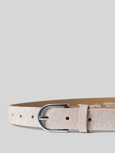 Produktfoto, Gürtel aus echtem Leder mit Glitzer von Tamaris, silberfarbene Textur mit Metallschließe vor grauem Hintergrund
