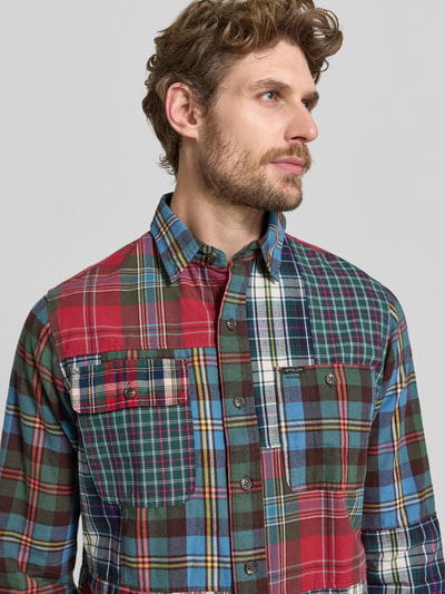 Mężczyzna nosi Classic Fit Freizeithemd aus reiner Baumwolle od Polo Ralph Lauren, kolorowa krata, gładka tekstura, zbliżenie na górną część ciała.