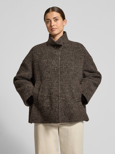 Frauenmodel trägt Jacke mit Woll-Anteil und Stehkragen von ICONS Cinzia Rocca in Braun, grobe Textur, Baumwoll-Mix, Ganzkörperansicht von vorne. Rückenlänge 66 cm, Schulterbreite 60 cm, Brustweite 60 cm, Ärmellänge 46 cm, Regular Fit, seitliche Eingrifftaschen, Knopfverschluss.