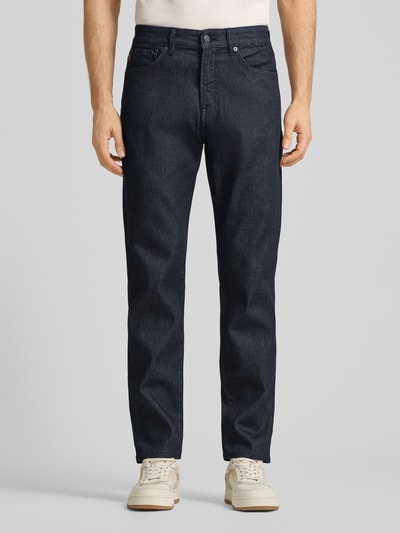 Męski model nosi ciemnoniebieskie spodnie Jeans im 5-Pocket-Design Modell "Re.Maine" od BOSS Orange, bawełna ze stretchem, widok z przodu, ujęcie całopostaciowe.