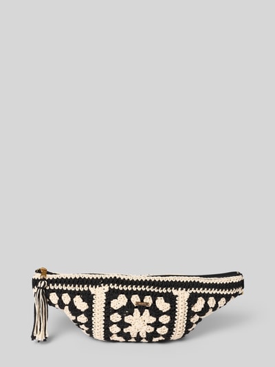 Produktfoto, Bauchtasche mit Label-Detail Modell 'Wanderes Bumbag' von Barts aus reiner Baumwolle in Schwarz und Creme mit Zierquaste, markante Häkelstruktur, Hauptfach mit Reißverschluss, Maße: 41x16x2 cm, Schulterriemen 59 cm.