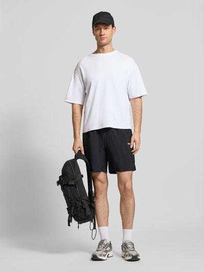 Männermodel trägt schwarze Shorts mit Gürtel Modell 'Sequoia Grove™' von COLUMBIA, lockerer Schnitt, elastischer Bund, Ganzkörperansicht von vorne.