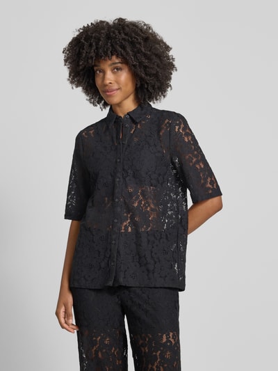 Frauenmodel trägt Regular Fit Bluse aus Baumwoll-Mix Modell 'HONEY' von Vero Moda, Optik: Unifarben, Allover-Muster, Hemdkragen, V-Ausschnitt, einreihige Knopfleiste, Langarm, Material Baumwoll-Mix, halbtransparente Textur, Farbe Schwarz, Ganzkörperansicht von vorne.