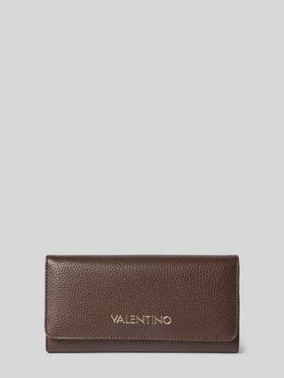 Produktfoto, dunkelbraunes Portemonnaie mit Label-Schriftzug Modell 'ALEXIA' von Valentino Bags, strukturierte Lederoptik, neutrale Ansicht.