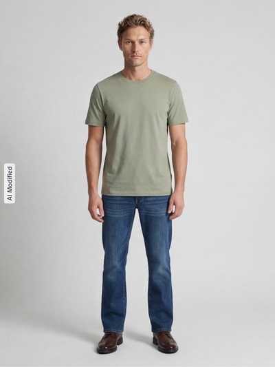 Männermodel trägt T-Shirt mit Rundhalsausschnitt von MCNEAL in Grün, reine Baumwolle, Slim Fit, glatte Textur, Ganzkörperansicht von vorne. Rückenlänge bei Größe M: 68 cm.