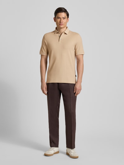 Männermodel trägt Slim Fit Poloshirt mit Strukturmuster von bugatti in Beige, Reine Baumwolle, Knopfleiste, Rückenlänge 73 cm, Ganzkörperansicht von vorne.