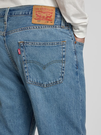 Männermodel trägt Straight Fit Jeans im 5-Pocket-Design Modell 'Live' von Levi's®, hellblaue Baumwolle, Detailaufnahme Rückansicht.