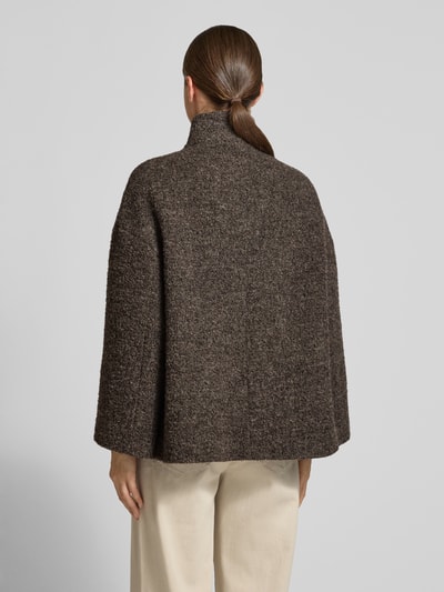 Frauenmodel trägt Jacke mit Woll-Anteil und Stehkragen von ICONS Cinzia Rocca, meliert braun, lockere Passform, Rückenansicht, Ganzkörperansicht von hinten. Baumwoll-Mix, seitliche Eingrifftaschen, Knopfverschluss, Länge 66 cm, Schulter- und Brustweite 60 cm, Ärmellänge 46 cm.