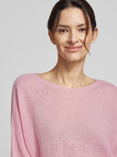 Frauenmodel trägt Strickpullover aus Alpaka-Mix Modell 'SOFT ORCHID' von Rich & Royal in Rosa, feine Struktur, Nahaufnahme Oberkörper. Lockerer Schnitt, gerippter Rundhalsausschnitt und Abschlüsse, Damenpullover mit Woll-Anteil.