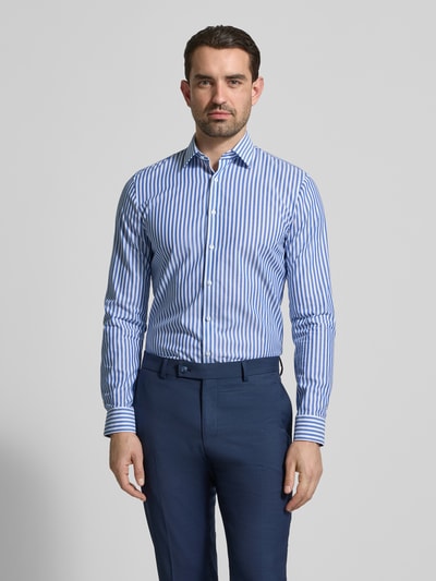 Mężczyznamodel nosi Super Slim Fit Business-Hemd mit Kentkragen od OLYMP, bawełna, wzór na całej powierzchni, Ganzkörperansicht von vorne, długość tyłu w rozmiarze 40: 81 cm, szerokość ramion w rozmiarze 40: 44 cm, długość rękawów w rozmiarze 40: 68 cm