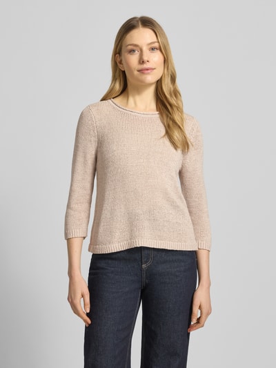 Frauenmodel trägt Regular Fit Pullover in Strick-Optik von Betty Barclay, Damen, Rundhalsausschnitt, 3/4-Arm, beige, Ganzkörperansicht von vorne.
