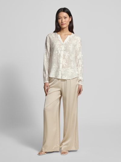 Vrouwenmodel draagt Bluse aus Viskose-Mix mit Knopfleiste Modell 'Randy' van FREE/QUENT, straight fit, serafino-kraag, crèmewit met bloemenstructuur, lange mouwen met elastische boorden, gladde textuur, voorkantopname volledige lichaamslengte, ruglengte bij maat S 63 cm, mouwlengte 57 cm.