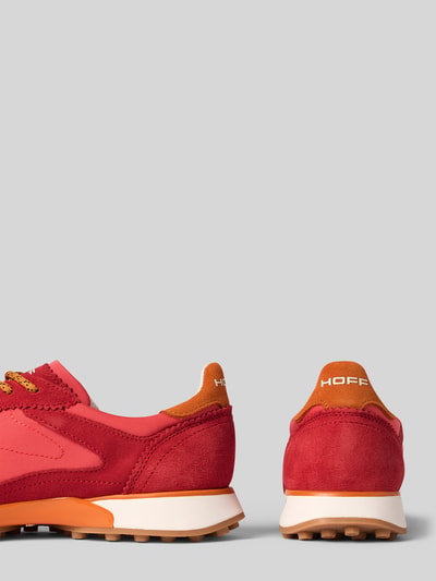 Productfoto, Sneaker met logo-detail model 'Bridge' van HOFF, leer-mix, afgeronde pasvorm, geprofileerde zool, rood-oranje tinten.
