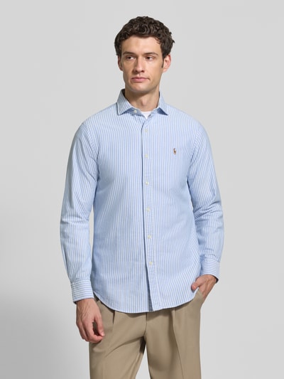 Męski model prezentuje Regular Fit Freizeithemd aus reiner Baumwolle von Polo Ralph Lauren, jasnoniebieskie paski, koszula casualowa, Ganzkörperansicht von vorne.