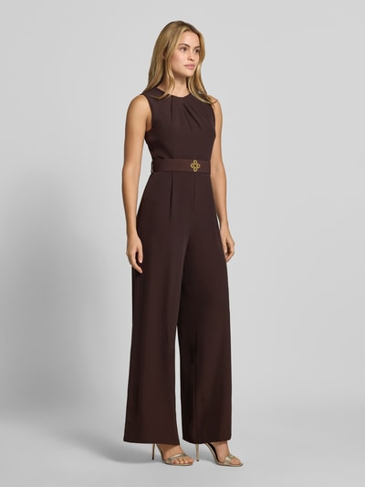 Frauenmodel trägt Jumpsuit mit Stoffgürtel von Rinascimento in Dunkelbraun mit Raffungen, tailliert, ärmellos, Ganzkörperansicht von vorne. Damen Jumpsuit Material-Mix mit Stretch-Anteil, Rundhalsausschnitt, Rückseitiger Reißverschluss, Rückenlänge 36 cm, Brustweite 38 cm, Gesamtlänge 149 cm, Innenbeinlänge 80 cm.