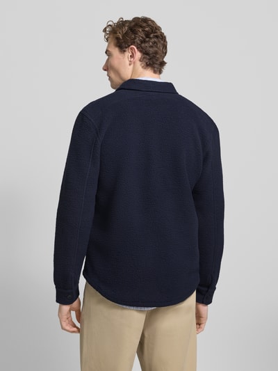 Männermodel trägt Hemdjacke mit Kentkragen von Polo Ralph Lauren in Dunkelblau, Regular Fit, Rückenlänge bei Größe M 72 cm, Ganzkörperansicht Rückansicht.