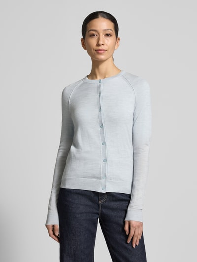 Frauenmodel trägt Shaped Fit Sweatjacke aus reiner Schurwolle Modell 'Fonami' von BOSS, Optik: Unifarben, Stricktextur, Ganzkörperansicht von vorne.