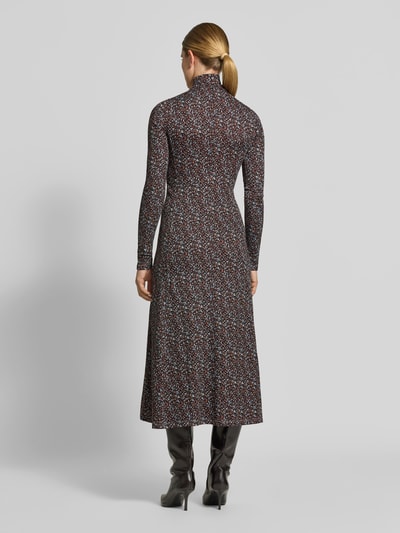 Vrouwenmodel draagt Maxikleid aus Viskose-Mix van Rabanne, mix van viscose en katoen, nauwsluitende pasvorm, opstaande kraag, cut-out op borsthoogte, met lange mouwen, totale lengte maat 38: 130 cm, borstwijdte maat 38: 39 cm, mouwlengte maat 38: 75 cm, all-over print in zwart, rood en wit, textuur met fijne motieven. Volledige lichaamsaanzicht achterkant.