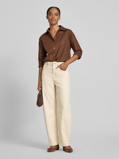 Frauenmodel trägt Leinenbluse mit Hemdblusenkragen von Rich & Royal in Braun, Straight Fit, Baumwoll-Leinen-Mix, Knopfleiste, Ganzkörperansicht von vorne. Rückenlänge 66 cm, Ärmellänge 53 cm bei Größe 36.