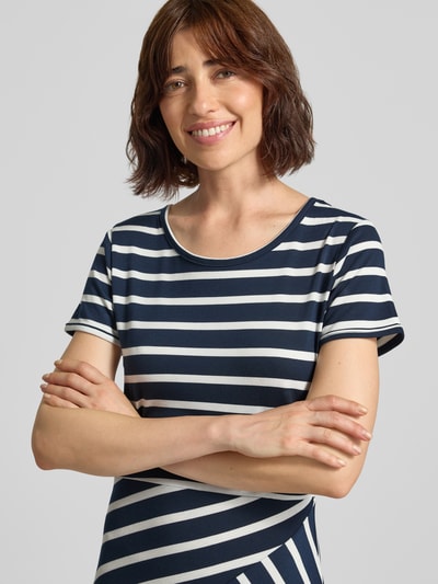 Kobiece model prezentuje sukienkę midi w wzór na całej powierzchni Model 'Be44lissa' od ZABAIONE z bawełny, okrągły dekolt, Linia a, widok z przodu, zbliżenie na górną część ciała, długość tyłu w rozmiarze S: 103 cm, szerokość w rozmiarze S: 45 cm, długość rękawów w rozmiarze S: 15 cm