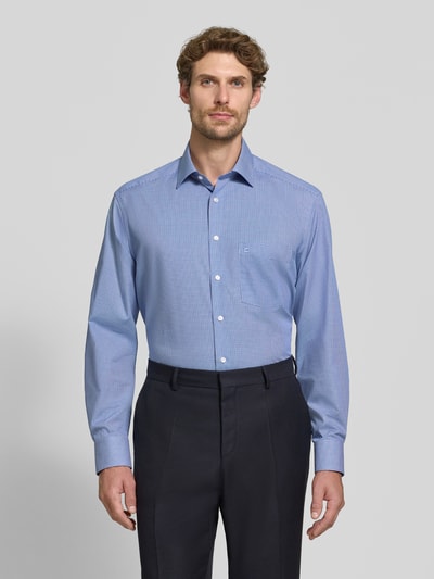 Männermodel draagt Comfort Fit zakelijk overhemd van katoen van OLYMP Luxor in lichtblauw, effen textuur, Ganzkörperansicht von vorne.