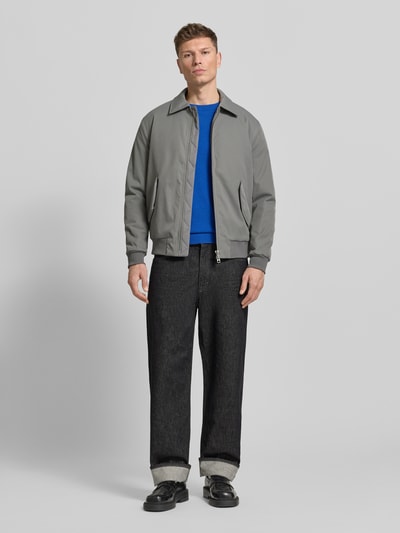 Männermodel trägt Jeans mit 5-Pocket-Design von Drykorn, Reine Baumwolle, Lockerer Schnitt, dunkle Farbe, Ganzkörperansicht von vorne.