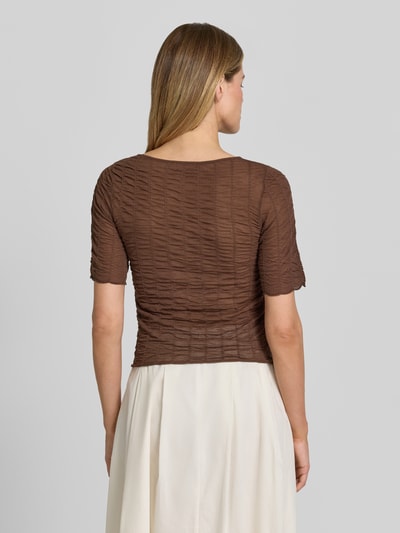 Frauenmodel trägt Strickshirt aus Viskose-Mix mit Rundhalsausschnitt von Christian Berg Woman Selection in Braun mit Strukturmuster, Ganzkörperansicht Rückansicht.