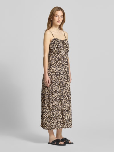 Frauenmodel trägt Schmales Freizeitkleid aus reiner Viskose Modell 'NELLY' von Only, Optik:Allover-Muster mit Animal-Print, schmale Passform, Midi-Länge, Henley-Ausschnitt, Reißverschluss, Spaghettiträger, Materialverarbeitung: Popeline, Farbe beige mit braunen und schwarzen Mustern, glatte Textur, Ganzkörperansicht von vorne.