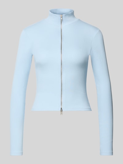 Produktfoto, Slim Fit Jacke mit Stehkragen von Gina Tricot in hellblau aus elastischem Baumwoll-Mix mit Zweiwege-Reißverschluss, Rückenlänge 50 cm