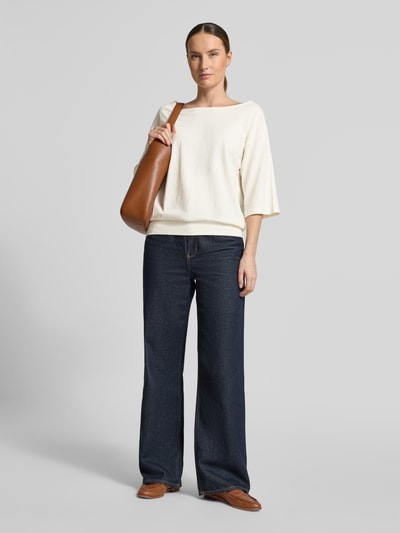 Vrouwenmodel draagt Relaxed Fit T-shirt aus Hanf-Mix van Lanius, mix van hennep en katoen, relaxed fit, elastische band, halflange mouwen, ruglengte bij maat 36: 53 cm, crème, donkere jeans, bruine tas, Ganzkörperansicht van voren.