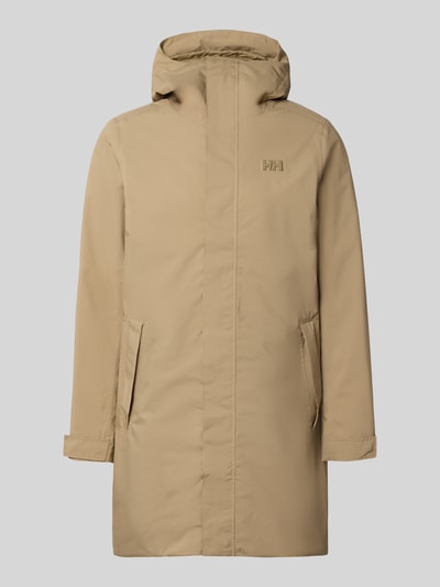 Produktfoto, beżowy Regular Fit płaszcz z kapturem Model 'Brussel' od Helly Hansen, detal z logo, gładka faktura, długość tyłu 96 cm, szerokość ramion w rozmiarze M: 46 cm, szerokość klatki piersiowej w rozmiarze M: 51 cm, długość rękawów 66 cm