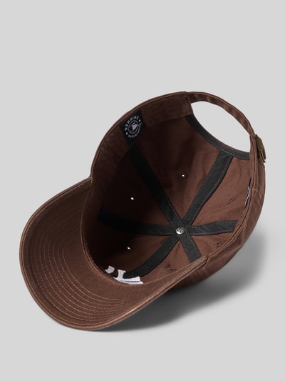 Produktfoto, Basecap aus reiner Baumwolle Modell 'NEYYAN' von '47, braun, verstärkter Schirm, Luftlöcher, Motiv-Stitching, verstellbarer Verschluss, klassische Passform.