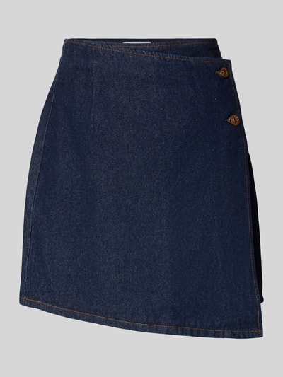 Produktfoto, Regular Fit Minirock in Wickel-Optik Modell 'Lisana' von YAS aus reiner Baumwolle, Denim-Optik, asymmetrisches Design, blaue Farbe, sichtbare Ziernähte, 2-Knopf-Leiste, glatte Textur.