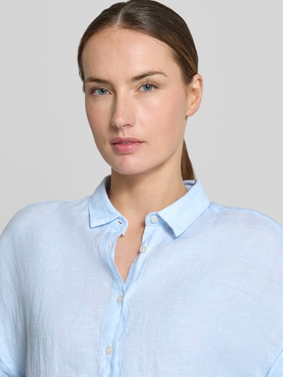 Frauenmodel trägt Leinenbluse mit Knopfleiste Modell 'DOLLY' von 0039 Italy, Regular-Fit, Hemdblusenkragen, reines Leinen, Nahaufnahme Oberkörper.