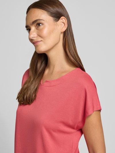 Vrouwenmodel draagt Regular Fit T-shirt uit modal-mix van Tom Tailor in effen koraalroze, dames T-shirt, close-up borstpartij, schuin vooraanzicht.