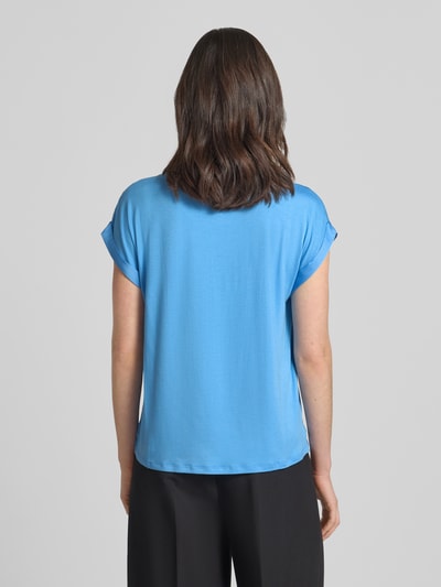 Frauenmodel trägt Damen T-Shirt mit Rundhalsausschnitt Modell 'ELLETTE' von Vila aus Viskose-Elasthan-Mix, Lockerer-Schnitt, Rückenlänge 57 cm, leuchtend blau, glatte Textur, Ganzkörperansicht Rückansicht.
